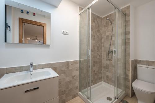 łazienka z prysznicem, toaletą i umywalką w obiekcie Suite Homes Parras duplex w Maladze
