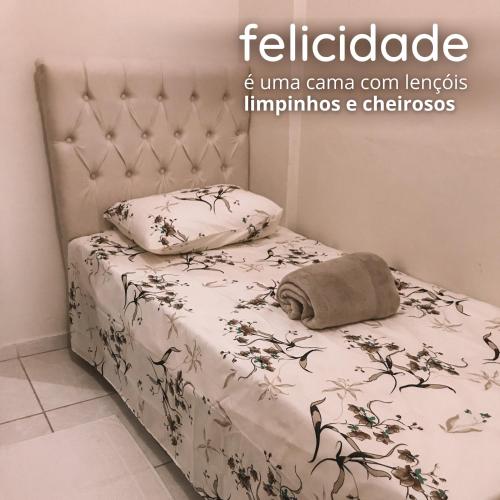 1 cama con edredón blanco y almohada en Hotel Havana, en Nova Serrana