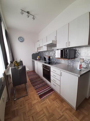 City Apartmentstudio mit Tiefgarage free parking tesisinde mutfak veya mini mutfak