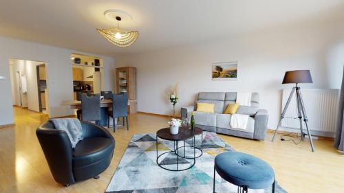 un salon avec un canapé et une table dans l'établissement Le Nid Cosy + 1 Garage, à Colmar