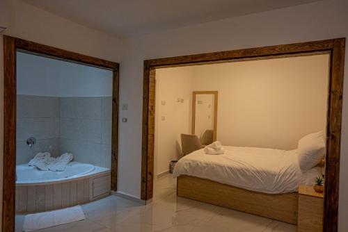 Postel nebo postele na pokoji v ubytování סוויטות לב הגולן - Golan center suite