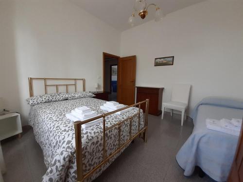 1 dormitorio con 1 cama y 1 mesa con toallas en Casa Olga, en Pianella