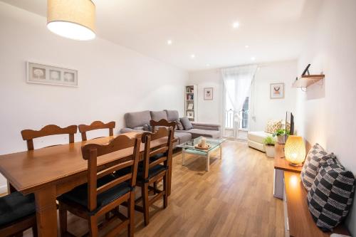 sala de estar con mesa y sofá en Spacious Central Old Town Apartment en San Sebastián