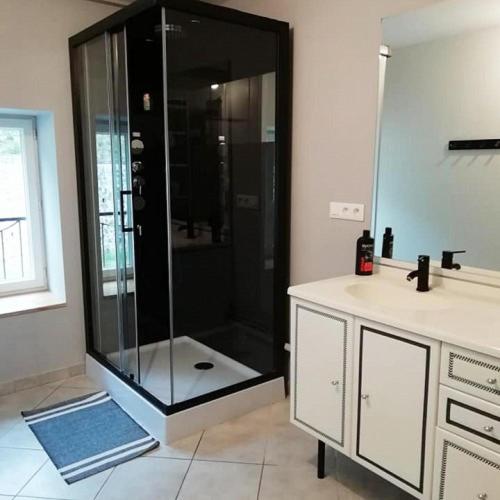 une salle de bain avec douche et lavabo dans l'établissement Auberge du pèlerin, à Saint-Vincent