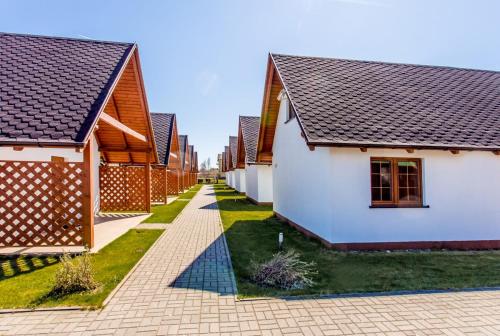 a row of cottages in a row at Bursztynowy Zakątek Domki in Grzybowo