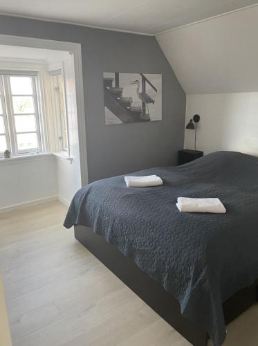 a bedroom with a bed with two towels on it at Skagen lejlighed - Sct. Laurentiivej th in Skagen
