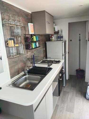 Photo de la galerie de l'établissement charmant mobil home 2 chambres Valras plage, à Valras-Plage