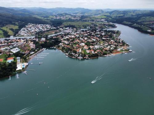 an aerial view of a town on a lake at Solarium de Escarpas Suítes in Capitólio