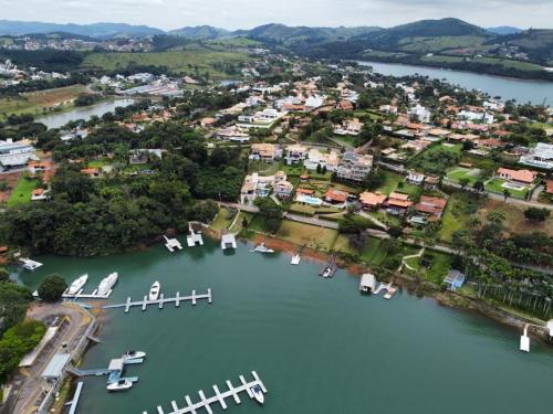 an aerial view of a harbor with boats in the water at Solarium de Escarpas Suítes in Capitólio
