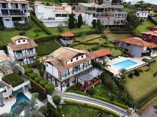 an aerial view of a house with a swimming pool at Solarium de Escarpas Suítes in Capitólio