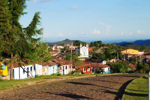 a view of a town from a dirt road at Casa das mandalas Lavras Novas in Lavras Novas