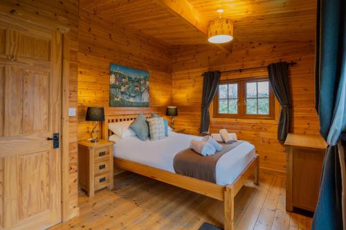 Katil atau katil-katil dalam bilik di Wall Eden Farm - Luxury Log Cabins and Glamping