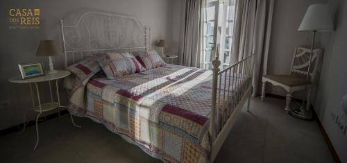 1 dormitorio con 1 cama, 1 silla y 1 ventana en Casa Dos Reis - Boutique Hostel en Angra do Heroísmo
