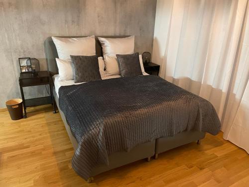 Un dormitorio con una cama con almohadas. en Studio Stevie Nicks I Parking Spot I Workplace I 24in Screen I Kitchen I PS4, en Offenbach