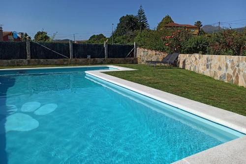 Bazén v ubytovaní AGRADABLE CASA CON PISCINA EN GONDOMAR(VAL MIÑOR) alebo v jeho blízkosti
