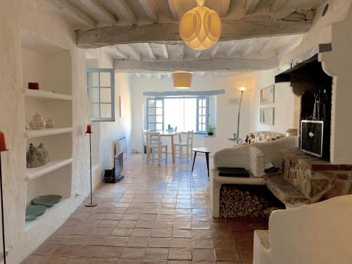 une grande chambre avec un salon et une cuisine dans l'établissement Chez Franck, charmant dorpshuis met unieke sfeer, à Tourrettes-sur-Loup