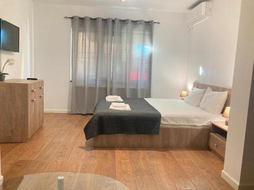 ソポトにあるКъща за гости Мегданаの小さなベッドルーム(ベッド1台、窓付)