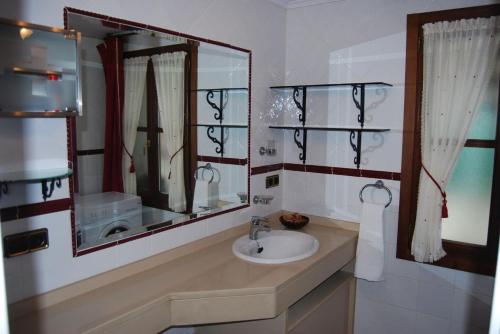 Koupelna v ubytování Apartamentos Mirador del Cantábrico