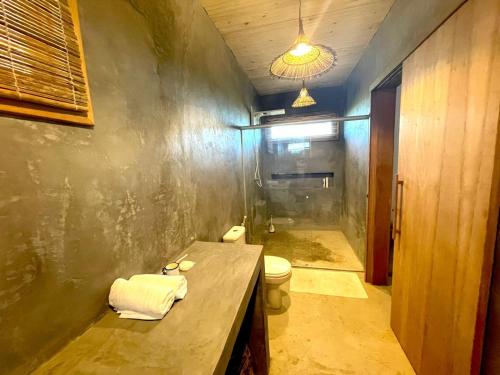 La salle de bains est pourvue d'un lavabo et de toilettes. dans l'établissement Villa Savoia Corumbau, à Corumbau