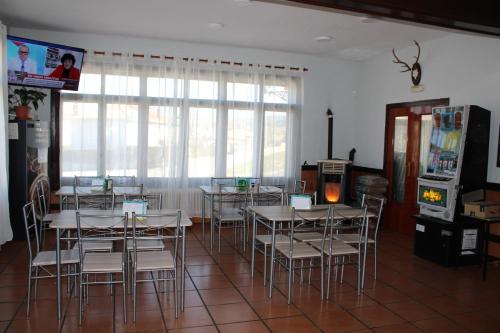 jadalnia ze stołami i krzesłami oraz telewizorem w obiekcie NUESTRA SEÑORA DEL PINAR 