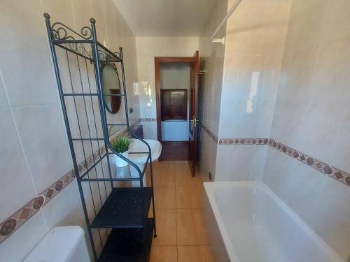 uma casa de banho com uma banheira, um lavatório e um espelho. em Serantes-Laxe em Laxe