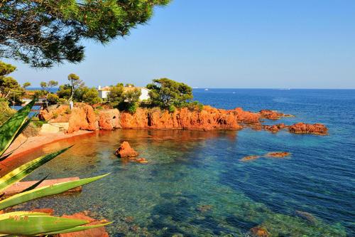 une étendue d'eau avec des rochers et l'océan dans l'établissement Peaceful 4 stars eco-friendly villa with private pool and parking, à Roquebrune-sur Argens