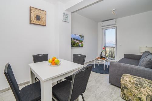 Gustav - Superior sea, bay & mountain view apartment