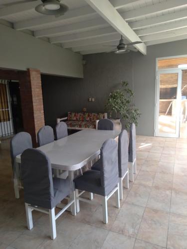 einen Tisch und Stühle in einem Zimmer mit einem Tisch, einem Tisch und Stühlen in der Unterkunft CASA FAMILIAR in San Juan