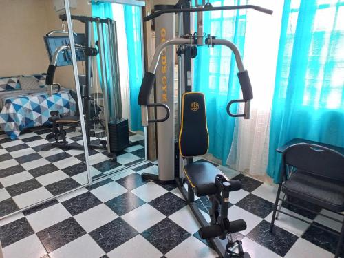 een fitnessruimte met loopbanden op een geruite vloer bij More Than Beauty Properties in Tortola Island