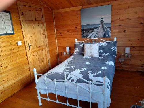 Postel nebo postele na pokoji v ubytování Delightful Studio Log Cabin , with Sauna