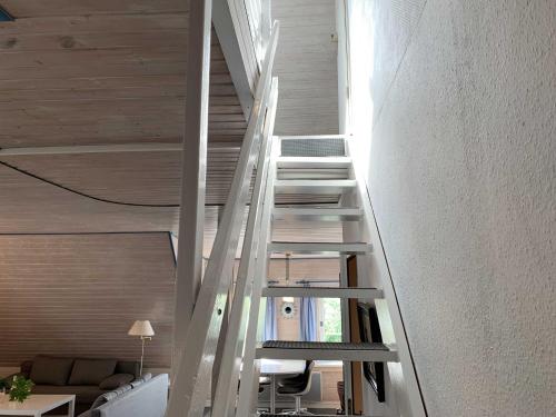 - un escalier blanc dans une maison avec plafond dans l'établissement Achtern Meerdiek, à Nordstrand