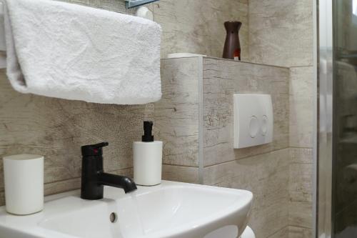 Ένα μπάνιο στο Victor - adorable studio with terrace+free parking