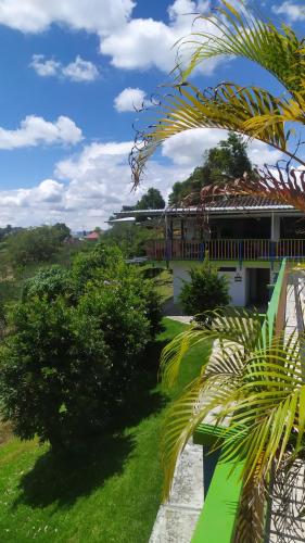 a view of a house from the garden at Finca Hotel los Nogales in Quimbaya