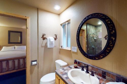 A bathroom at Yosemite Silvertip Lodge