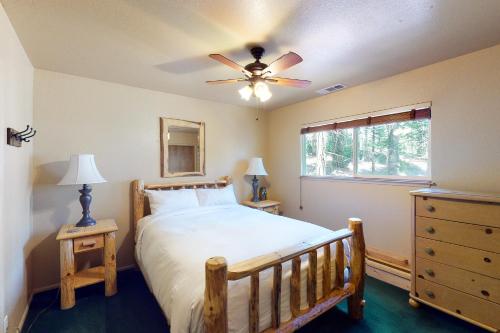 เตียงในห้องที่ Yosemite Silvertip Lodge