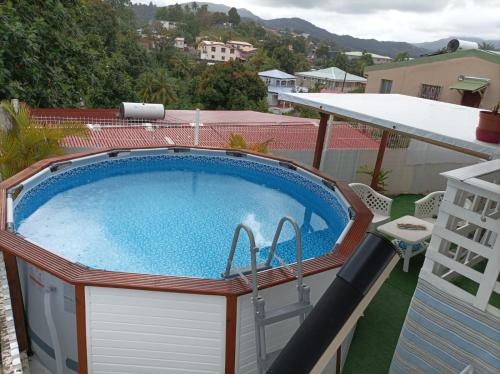 une piscine sur le toit d'une maison dans l'établissement Villa AGNES AU COEUR DE LA MARMITE, à Sainte-Marie