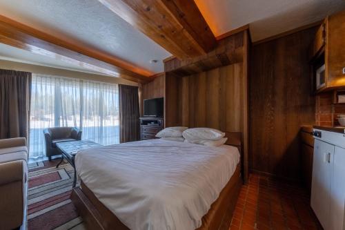 Säng eller sängar i ett rum på Tahoe Sands Resort