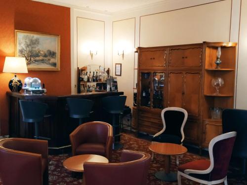 - un bar dans une salle avec des chaises et des tables dans l'établissement Best Western Central Hotel, à Tours