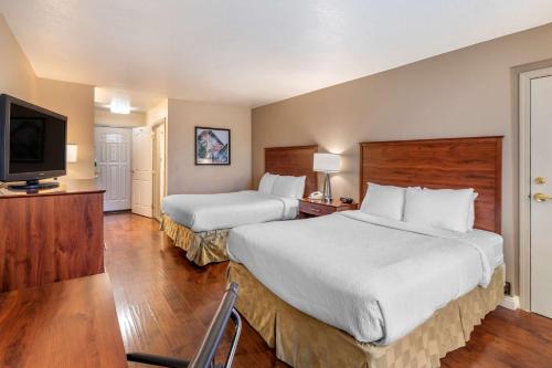 Un pat sau paturi într-o cameră la Best Western Plus John Jay Inn & Suites