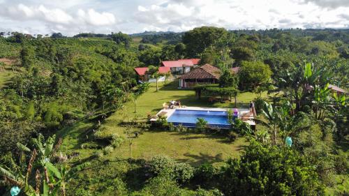 una vista aérea de una casa con piscina en Tukawa Hotel en Filandia