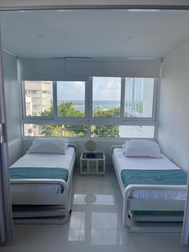 Un pat sau paturi într-o cameră la Hermoso y amplio apartamento con vista al mar