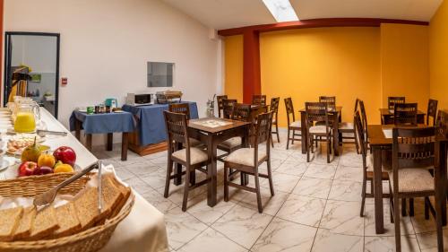 une salle à manger avec des tables et des chaises dans un restaurant dans l'établissement Hotel Limacpampa, à Cusco