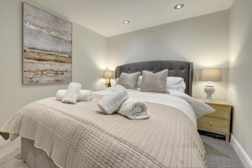 ein Schlafzimmer mit einem Bett mit Handtüchern darauf in der Unterkunft Kist Accommodates - The Woodlands in Harrogate