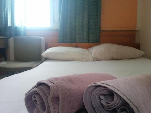 سرير أو أسرّة في غرفة في فندق بن يهودا