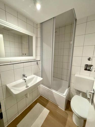 y baño con lavabo, aseo y ducha. en Schickes Apartment mit Balkon in Düsseldorf en Düsseldorf