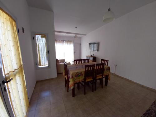 ein Esszimmer und ein Wohnzimmer mit einem Tisch und Stühlen in der Unterkunft Casa de descanso in Chilecito