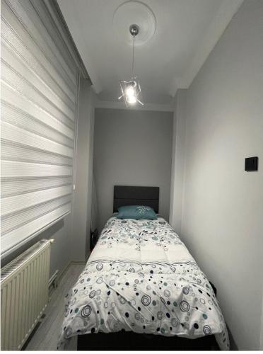 Postel nebo postele na pokoji v ubytování 2+1 LUXURIOUS FLAT IN MALTEPE BEACH