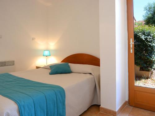 une chambre avec un lit et une fenêtre dans l'établissement Apartment in Serra-di-Ferro near Cupabia Beach, à Serra-di-Ferro