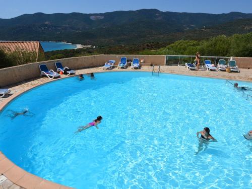 un groupe de personnes se baignant dans une grande piscine dans l'établissement Apartment in Serra-di-Ferro near Cupabia Beach, à Serra-di-Ferro