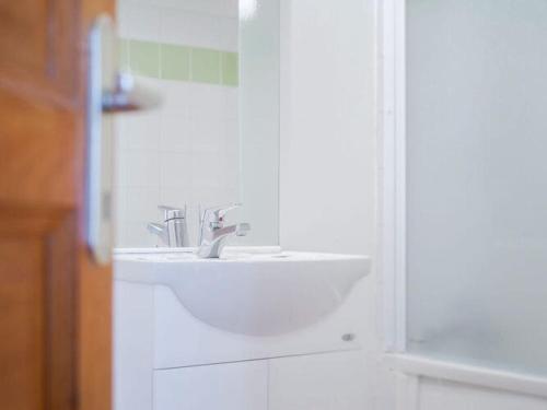 une salle de bain avec un lavabo blanc et un miroir dans l'établissement Apartment in Serra-di-Ferro near Cupabia Beach, à Serra-di-Ferro